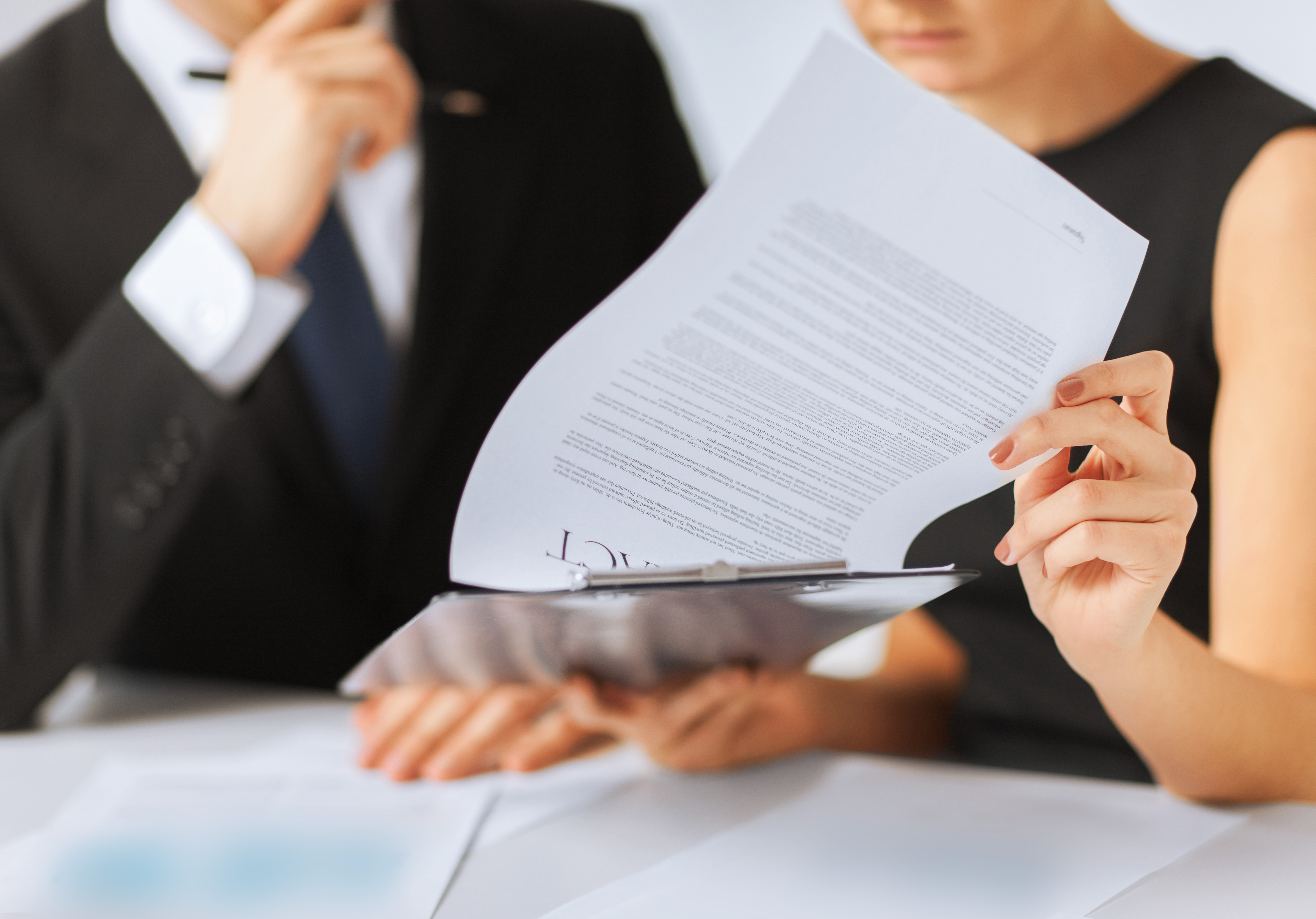 餐馆负责人在查看政策书