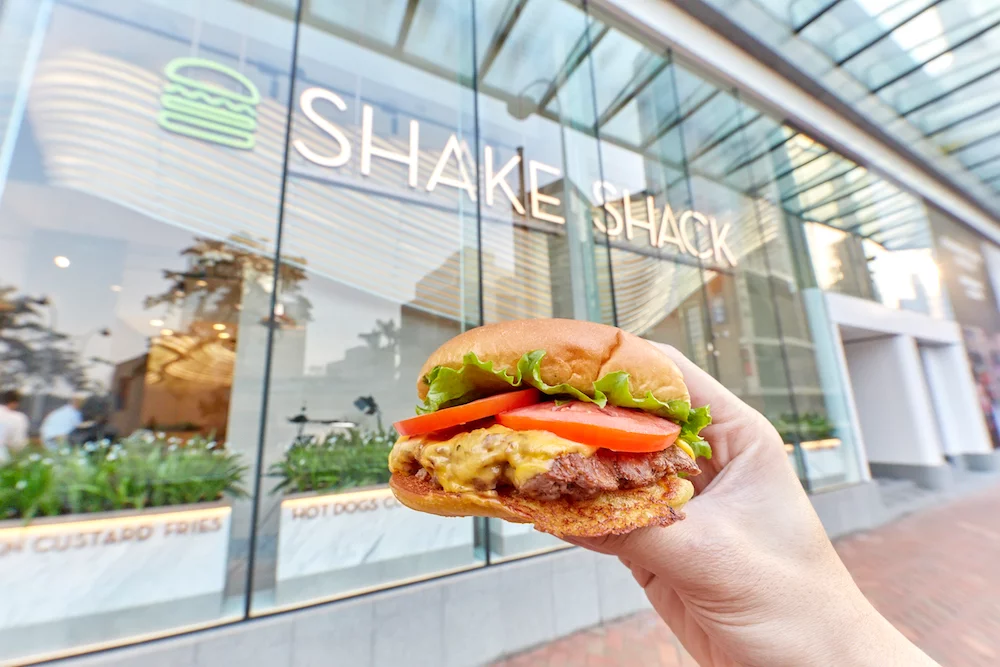 “Shake Shack”采用了多种资金筹措策略来支持其全球扩张计划