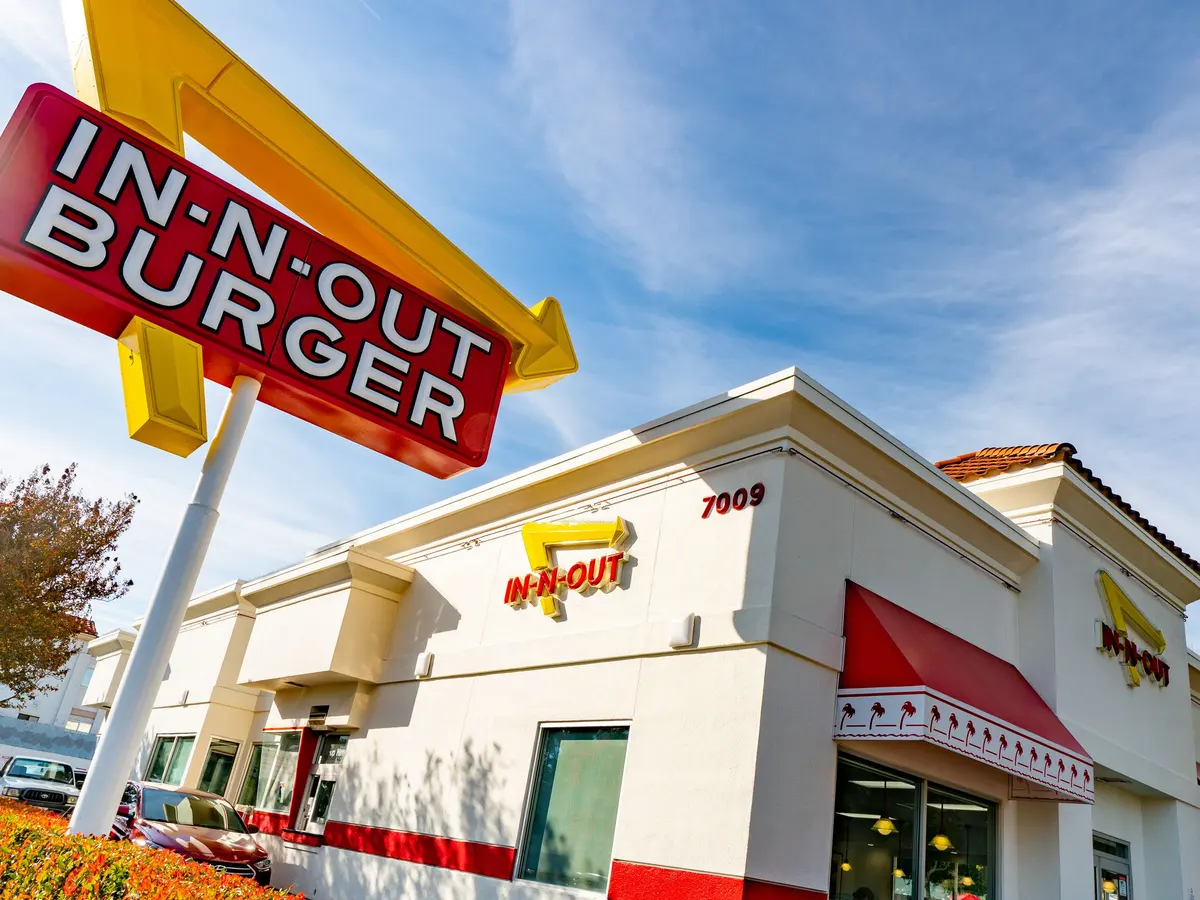 “In N Out Burger”无论是在点餐、等待食物还是用餐过程中，都致力于提供一致的顾客体验